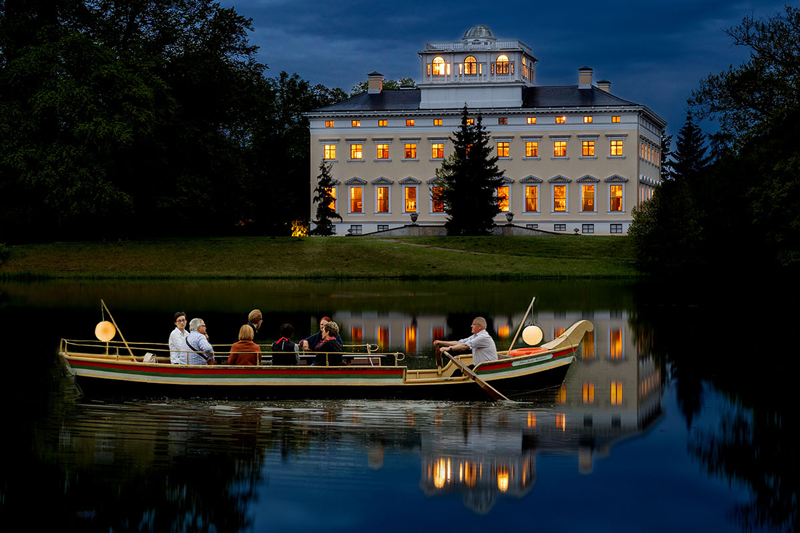 Gondel vor Schloss zur blauen Stunde